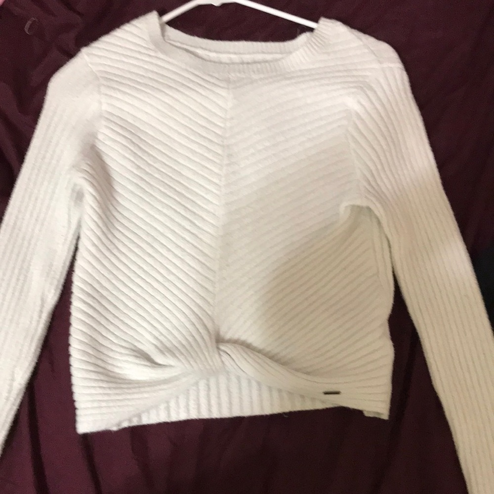Size: m white long sleeved knitted sweater